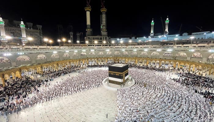 1 جولائی 2022 کو مسلمان حجاج کعبہ کا چکر لگا رہے ہیں اور مقدس شہر مکہ، سعودی عرب کی عظیم الشان مسجد میں نماز ادا کر رہے ہیں۔ – رائٹرز