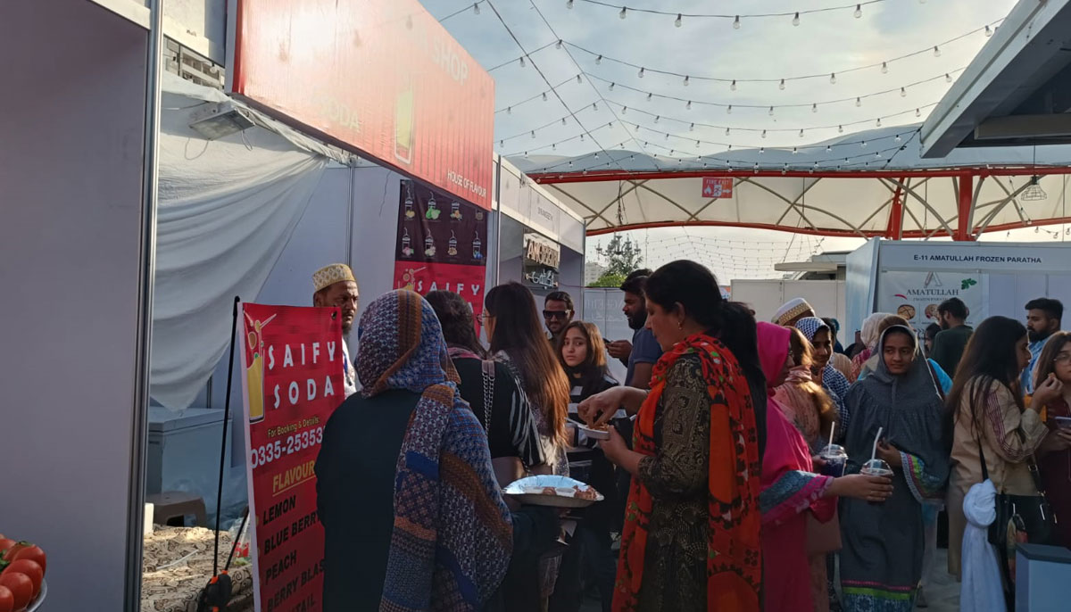 People throng a soda stall at Bohra Food Festival in Karachi on February 25, 2023. — By the author