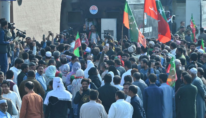 گوجرانوالہ میں پی ٹی آئی کے کارکنوں نے رضاکارانہ طور پر خود کو پولیس کے حوالے کر دیا۔  — Twitter/@PTIofficial
