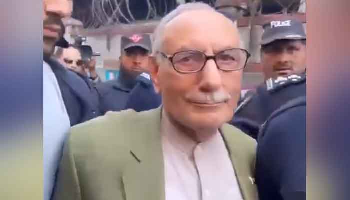 Lt Gen (retd) Amjad Shoaib being brought to court by Islamabad Police. — Twitter screengrab/ex_pess