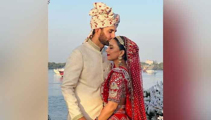 Ushna Shah poses with her husband Hamza Amin for a picture on her wedding. — Instagram/@dailyjiddat