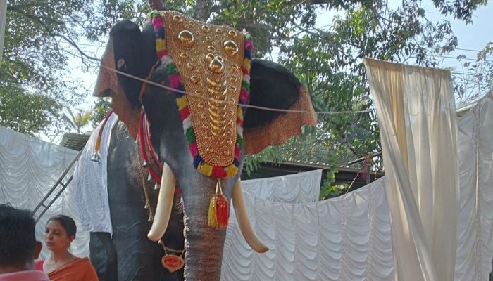 ‘Gajah robot’ seukuran manusia memasuki kuil untuk festival