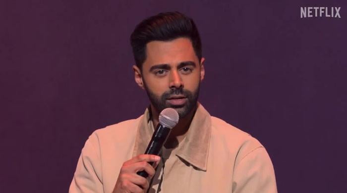 Hasan Minhaj berterus terang tentang pembawa acara ‘The Daily Show’: ‘akan sangat keren’