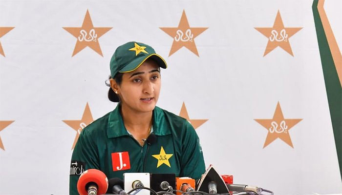 Bismah Maroof addresses a press conference in Karachi. — PCB/file