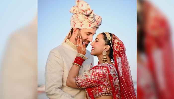 Ushna Shah poses with her husband Hamza Amin for a picture on her wedding. — Instagram/@dailyjiddat