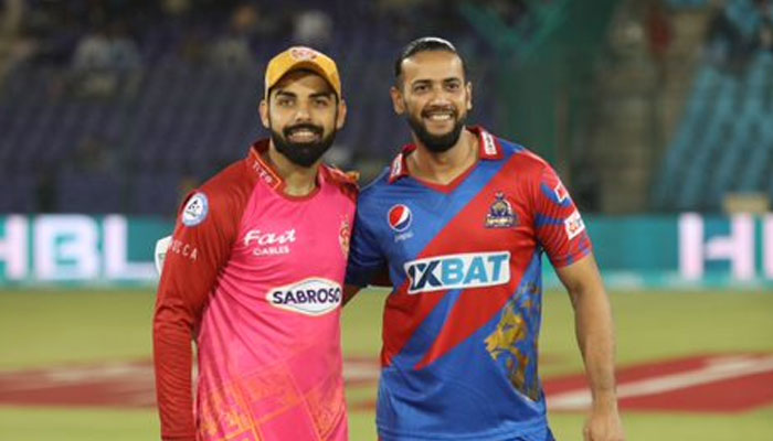 Islamabad United captain (left) photographed with Karachi Kings captain ahead of the fourth match of the Pakistan Super League (PSL) at the National Bank Cricket Arena in Karachi on February 16, 2023. — PSL