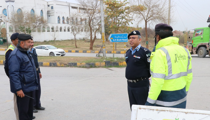 آئی جی اسلام آباد کیپیٹل ٹیریٹری پولیس ڈاکٹر اکبر ناصر خان (درمیان) 20 فروری 2023 کو جوڈیشل سیکیورٹی کمپلیکس کے قریب حفاظتی انتظامات کا مشاہدہ کرتے ہوئے۔ — Twitter/ICT_Police