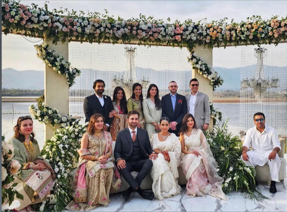 Ushna Shah and her husband — Hamza Amin — pose for pictures with freinds and family attending their valima ceremony held in Australia. — Instagram/hamza.amin87