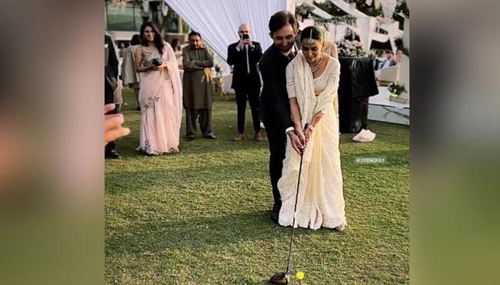 Ushna Shah plays golf with slight assistance from her husband, Hamza Amin, during her valima ceremony hosted by the latter in Australia on March 3, 2023. — Instagram/— Instagram/hamza.amin87