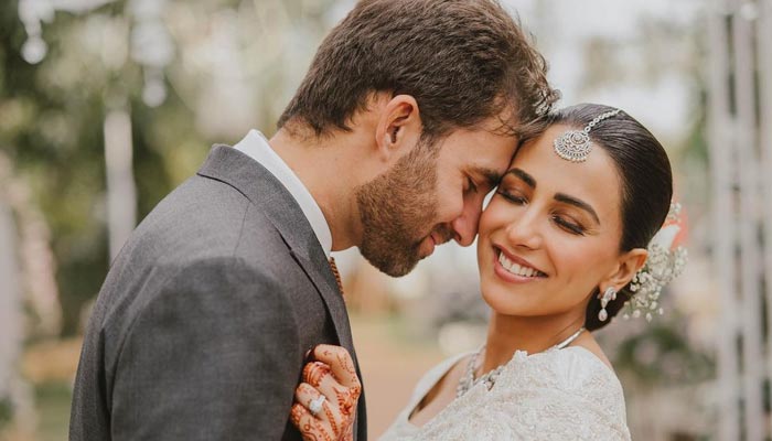 Pakistan actor Ushna Shah poses with her husband, Hamza Amin, during her valima ceremony held on March 3, 2023. — Instagram/hamza.amin87