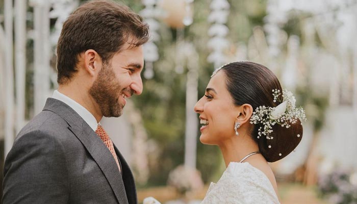 Pakistan actor Ushna Shah poses with her husband, Hamza Amin, during her valima ceremony held on March 3, 2023. — Instagram/hamza.amin87