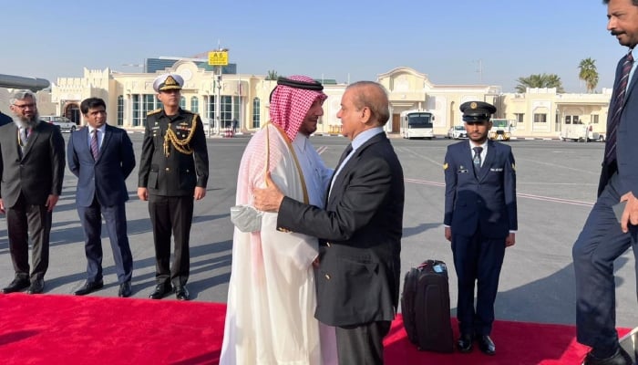 قطری حکام نے 5 مارچ 2023 کو دوحہ میں وزیر اعظم شہباز شریف کا استقبال کیا۔ — Twitter/@PTVNewsOfficial