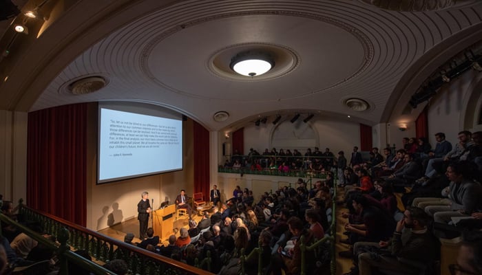 معروف ماہر معاشیات اور عوامی دانشور پروفیسر جیفری سیکس 6 مارچ 2023 کو برطانیہ کی آکسفورڈ یونیورسٹی میں علامہ اقبال کے سالانہ لیکچر کے دوران لیڈی مارگریٹ ہال میں سامعین سے خطاب کر رہے تھے۔