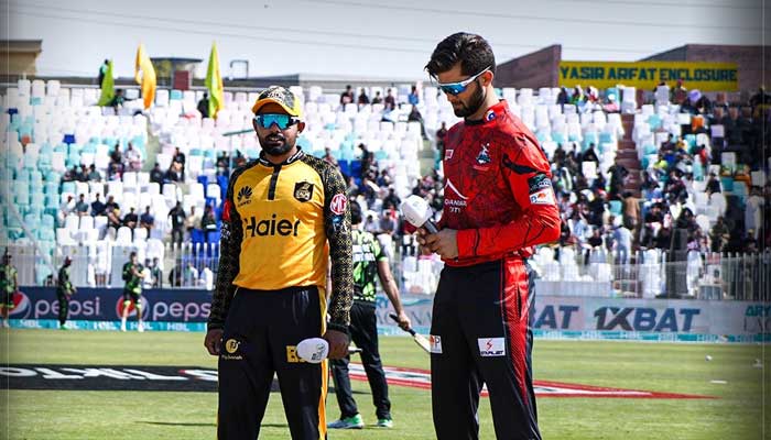 Peshawar Zalmi skipper Babar Azam and Lahore Qalandars skipper Shaheen Shah Afridi at the toss. — Peshawar Zalmi