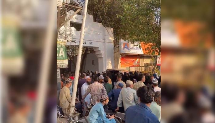 Why are people lining up outside this government school in Karachi? - Vimarsana News