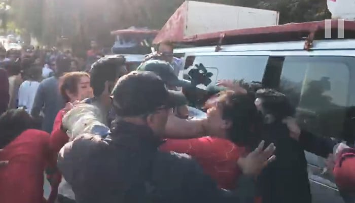 عورت مارچ اسلام آباد میں مارچ کرنے والوں اور پولیس کے پرتشدد تصادم نے حالات کو تلخ کر دیا۔