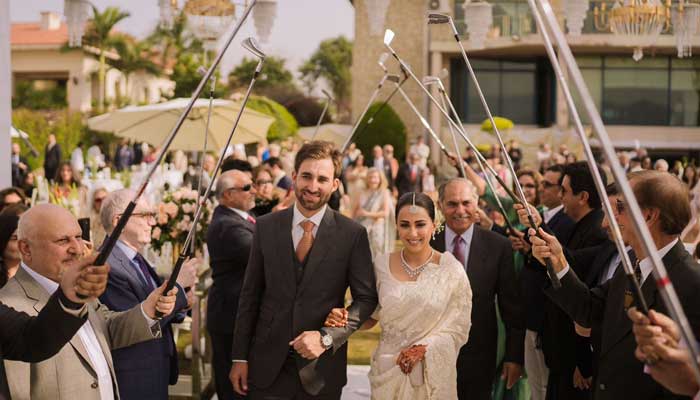 Ushna Shah and Hamza Amin enter their valima reception venue. — Photo by author
