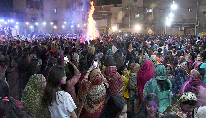 (نمائندہ) ہندو برادری کے اراکین کراچی میں 6 مارچ 2023 کو ہولی منا رہے ہیں۔ — آن لائن