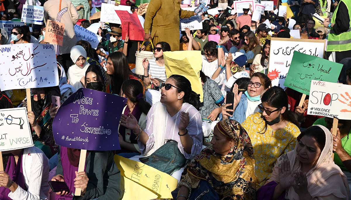 Pendukung Aurat March saat unjuk rasa di Lahore.  —AFP
