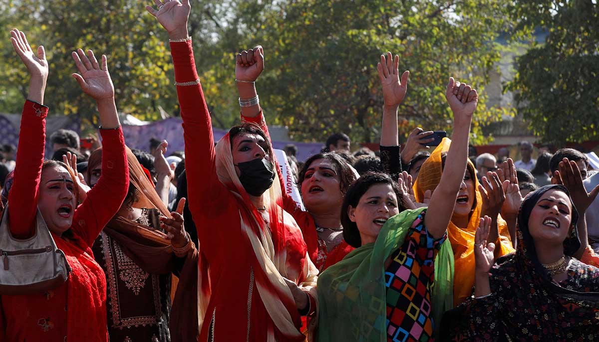 Orang-orang bereaksi, ketika mereka berpartisipasi dalam Aurat March atau Womens March di Islamabad.  — Reuters