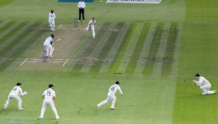 New Zealand´s Michael Bracewell (R) attempts to stop the ball during the second day of the first Test cricket match between New Zealand and Sri Lanka at Hagley Oval in Christchurch on March 10, 2023. AFP