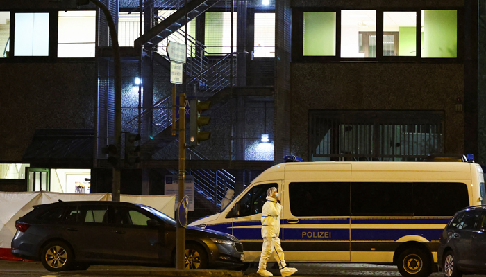 Seorang teknisi forensik berjalan di lokasi setelah penembakan mematikan, di Hamburg, Jerman, pada 10 Maret 2023. — Reuters