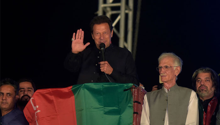پی ٹی آئی کے سربراہ عمران خان جلسے سے خطاب کر رہے ہیں۔  — اے ایف پی/فائل
