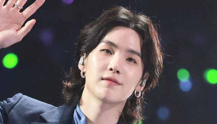 Suga from BTS gives fans a special gift during live broadcast