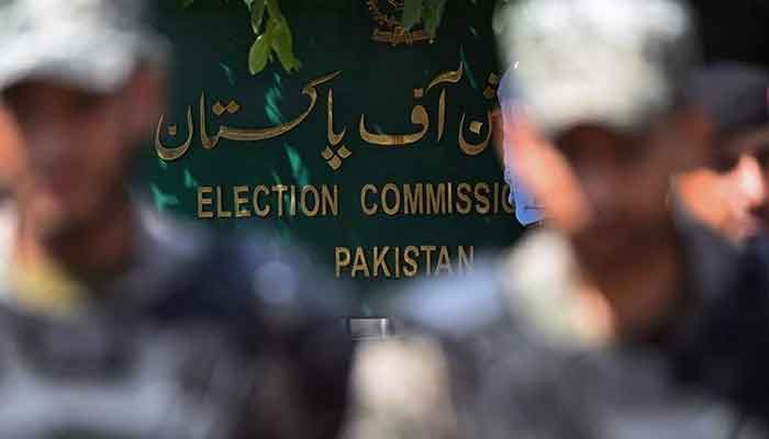 نیم فوجی دستے 2 اگست 2022 کو اسلام آباد میں پاکستان کے الیکشن کمیشن کی عمارت کے باہر پہرے میں کھڑے ہیں۔ — اے ایف پی/فائل