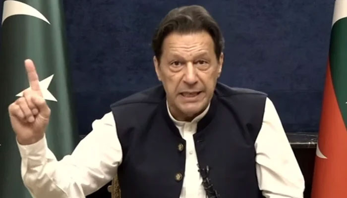 پی ٹی آئی کے چیئرمین عمران خان 11 مارچ 2023 کو لاہور سے وڈیو لنک کے ذریعے کارکنوں اور حامیوں سے خطاب کر رہے ہیں، اس ویڈیو سے لیا گیا ہے۔  - یوٹیوب/پی ٹی آئی
