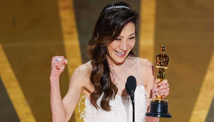 Michelle Yeoh membuat sejarah dengan kemenangan aktris terbaik di Oscar 2023