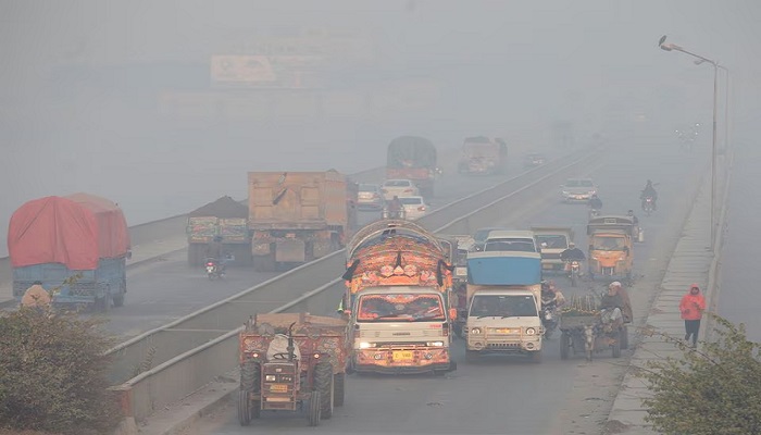 Vehicles move amid dense smog in Lahore, Pakistan November 24, 2021. — Reuters/File