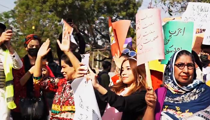 Participants of Aurat March grooving to Peechay Hutt. — Twitter/@AuratMarch