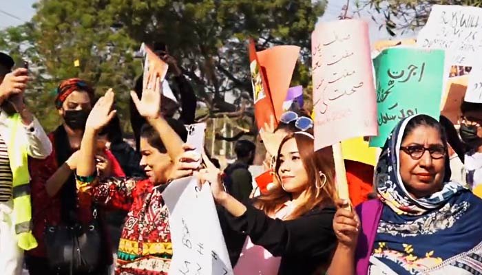 Participants of Aurat March grooving to Peechay Hutt. — Twitter/AuratMarch