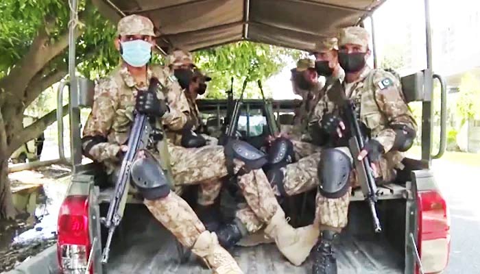 16 جولائی 2022 کو پنجاب کے ضمنی انتخابات سے قبل انتہائی حساس حلقوں میں جاسوسی کے دوران پاک فوج کے دستوں کو ایک فوجی گاڑی میں دیکھا جا سکتا ہے، اس ویڈیو سے لیا گیا ہے۔  - آئی ایس پی آر