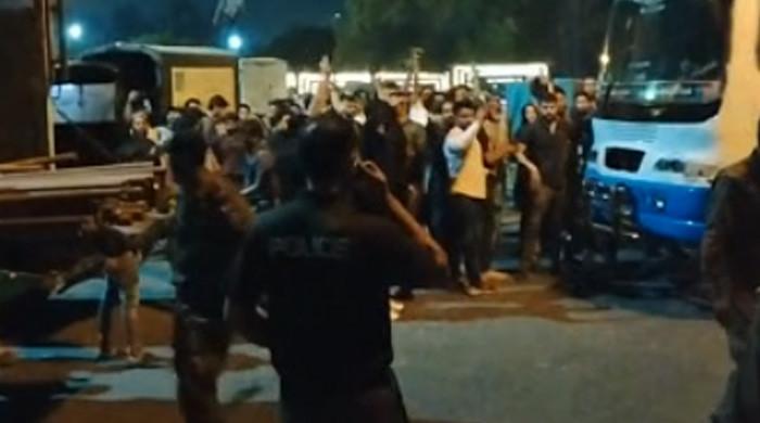  Imran Khan still not arrested despite hours-long stand-off at Zaman Park