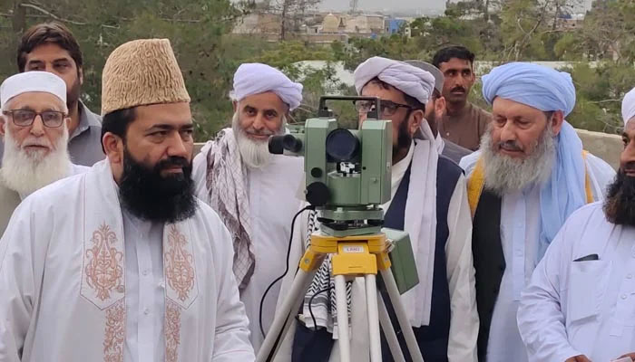 Chairman Central Ruet-e-Hilal Committee, Maulana Abdul Khabir Azad, sighting the Muharram moon, on the roof top of Deputy Commissioners office, Quetta, July 29, 2022. — Twitter