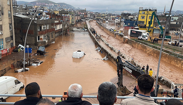ترکی کے زلزلہ زدہ علاقے میں شدید سیلاب سے کم از کم 13 افراد ہلاک ہو گئے۔