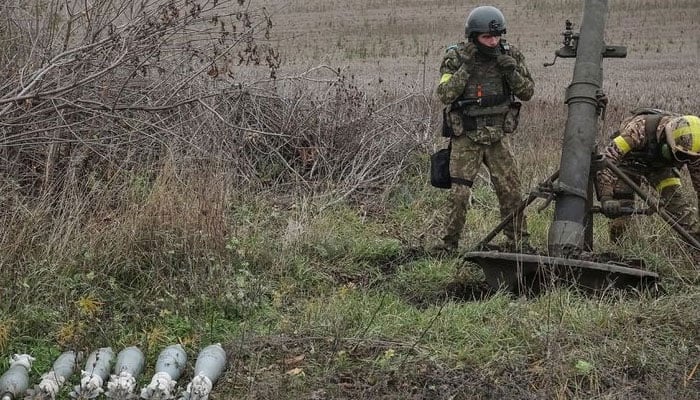 Ukrainian servicemen prepare to fire a mortar on a front line in Kharkiv region. — Reuters/File