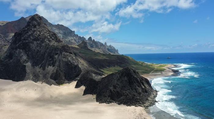 Przerażające plastikowe skały znalezione na odległej wyspie