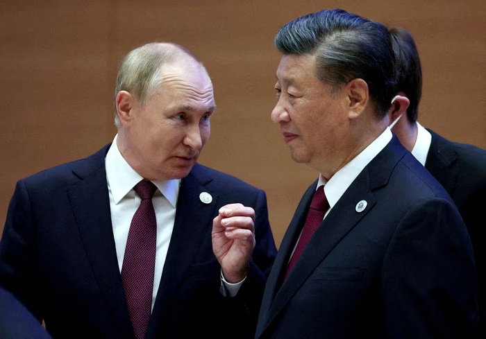 Russian President Vladimir Putin speaks with Chinese President Xi Jinping before an extended-format meeting of heads of the Shanghai Cooperation Organization summit (SCO) member states in Samarkand, Uzbekistan September 16, 2022. — Reuters/File