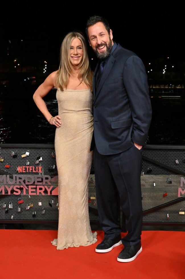 Jennifer Aniston mengenakan gaun emas mewah di sesi pemotretan 'Murder Mystery 2' di Paris