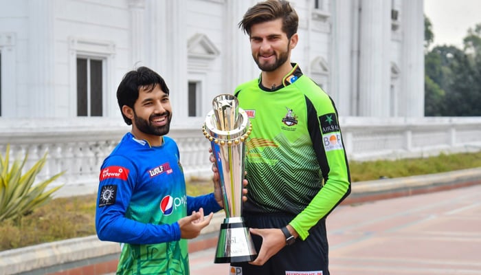 Rizwan (R) and Shaheen (L) while standing in Lahore with the PSL trophy. — Twitter/thepslt20