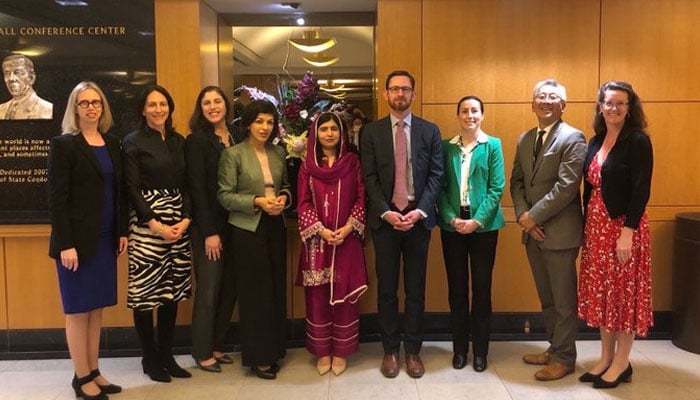 افغان خواتین اور لڑکیوں کے لیے امریکی خصوصی ایلچی رینا امیری 18 مارچ 2023 کو ملالہ یوسفزئی اور ان کے ساتھیوں سے ملاقات کر رہی ہیں۔ Twitter/SE_AfghanWGH