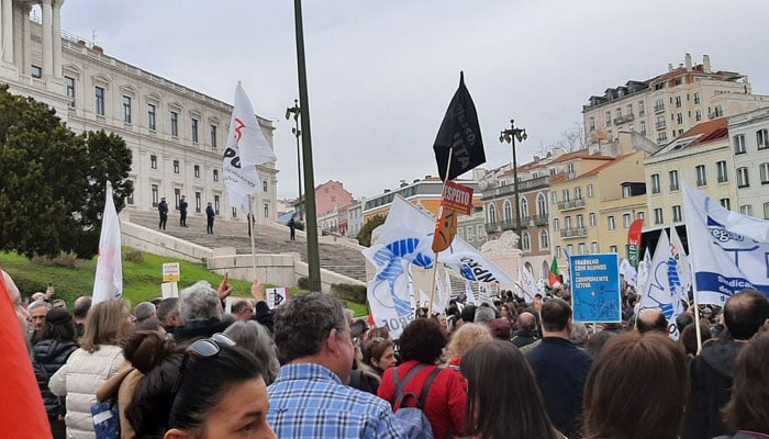 Ribuan orang turun ke jalan di Lisbon menuntut kenaikan gaji