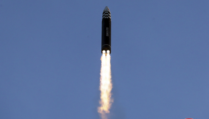 Rudal balistik antarbenua (ICBM) Hwasong-17 Korea Utara di udara, pada 16 Maret 2023. — AFP