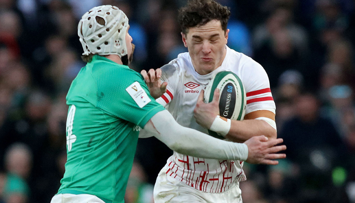 Irelands wing Mack Hansen (L) tackles Englands wing Henry Arundell (R) during the Six Nations international rugby union match between Ireland and England at the Aviva Stadium in Dublin, on March 18, 2023. — AFP