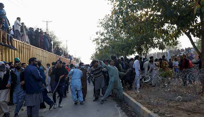 سابق پاکستانی وزیر اعظم عمران خان کے حامیوں نے 18 مارچ 2023 کو اسلام آباد، پاکستان میں فیڈرل جوڈیشل کمپلیکس کے باہر تصادم کے دوران پولیس افسران پر پتھراؤ کیا۔