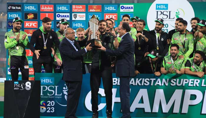 Shaheen Shah Afridi holds PSLs coveted Supernova trophy after winning the tournament for second consecutive time on March 18, 2023. — Twitter/@lahoreqalandars