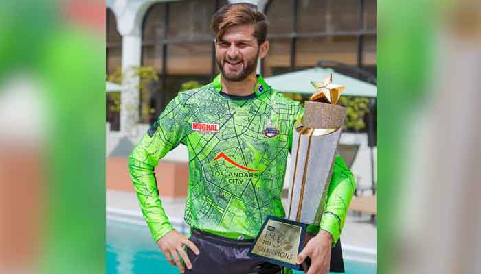 Lahore Qalandars´ captain Shaheen Shah Afridi (C) holds FSL final trophy in Lahore on March 19, 2023. — Twitter/iShaheenAfridi